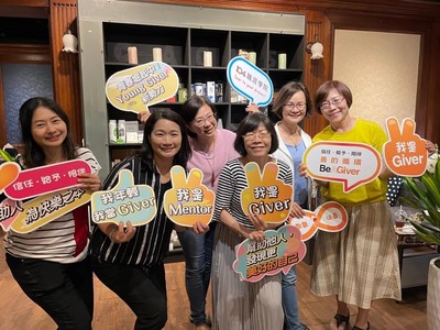 擔任Giver導師計畫的本所校友蘇麗美(左二),張雄喬(右二)圖片