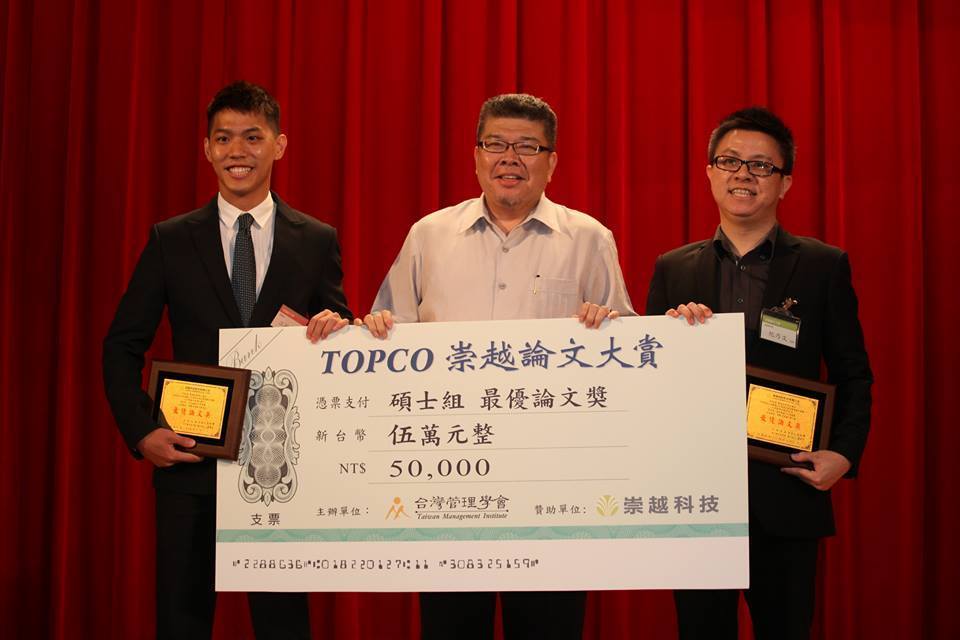 江柏鋒同學(左)與紀乃文老師(右)圖片